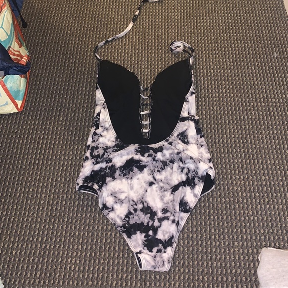 Hollister halter top one piece swimsuit Size M - Picture 3 of 3